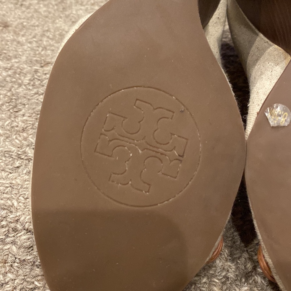 Tory Burch Offwhite/Brown open toe wedge sandal with 4 inch wooden heel. Sz. 8.5 - Picture 8 of 9